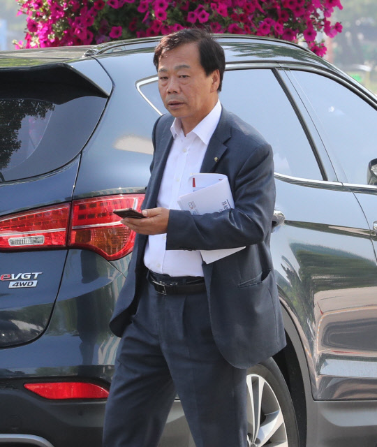 이완영 한국당 의원이 13일 국회 의원회관을 나서고 있다. 연합뉴스